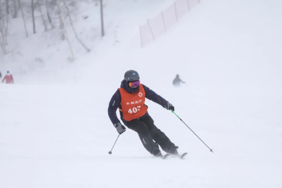 冬奥会上最会滑雪的“医生”：穿上救援背心那一刻，就代表了中国医疗