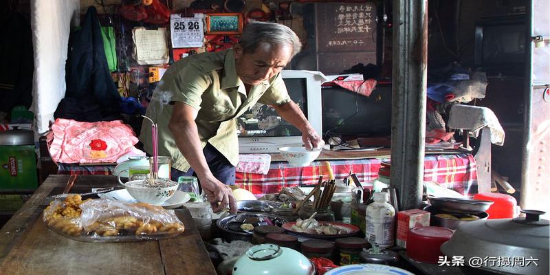 7旬农村大爷痴迷周易47年，独居“风水宝地”8年，看活成啥样