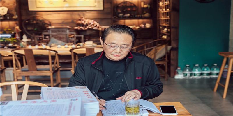 江苏中小学生书法大赛盐城赛区组织专家评审,共收集3万多件作品