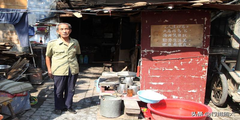 7旬农村大爷痴迷周易47年，独居“风水宝地”8年，看活成啥样