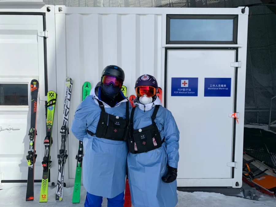 冬奥会上最会滑雪的“医生”：穿上救援背心那一刻，就代表了中国医疗