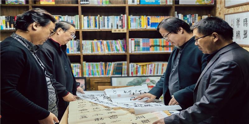 江苏中小学生书法大赛盐城赛区组织专家评审,共收集3万多件作品
