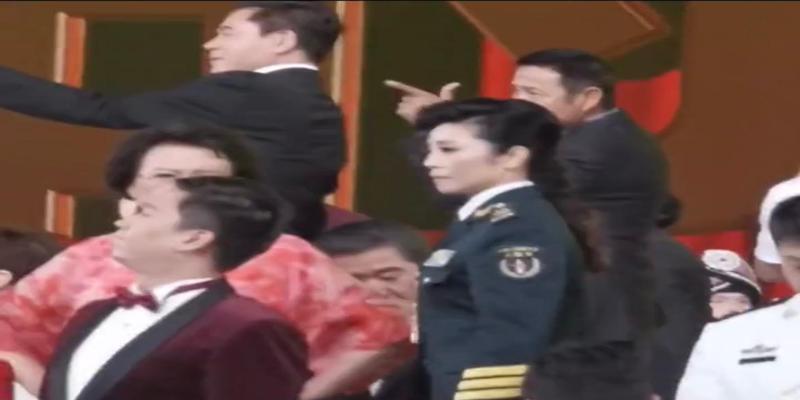 大汉天子陈道明给黄晓明算卦是哪一集(陈宝国自拍陈道明背后瞄准搞怪)