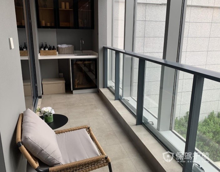 次卧阳台与客厅阳台相连(次卧客厅通阳台怎么装修)