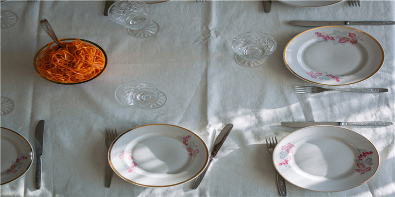 女孩脸上有痣,“长对地方”是美人胚子的象征,留着反而变更美