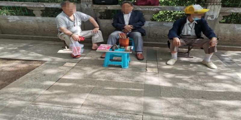 最多时20多个 贵阳东山公园旁成了“算命一条街”?