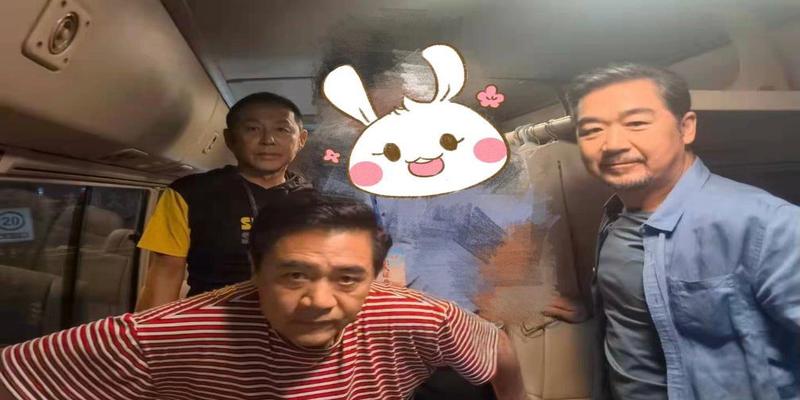 陈宝国自拍陈道明背后瞄准搞怪，曾被传互相较劲，私下关系却很好