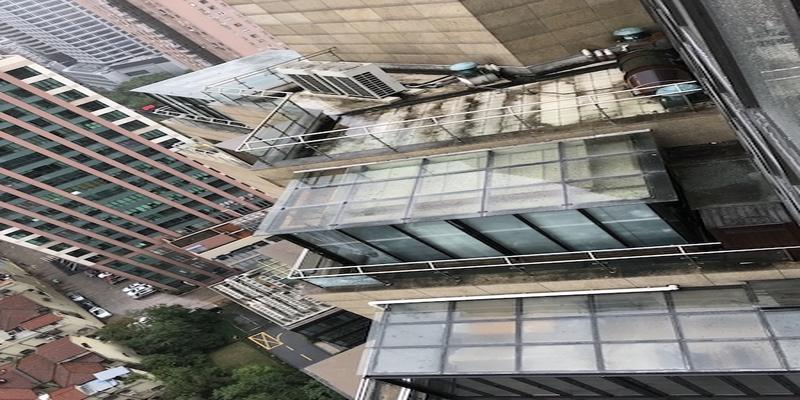 这处市中心居民楼内高层业主接连搭出阳光房 市民亟盼及时处置
