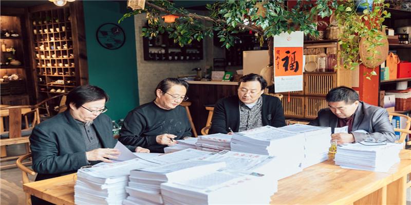 江苏中小学生书法大赛盐城赛区组织专家评审，共收集3万多件作品
