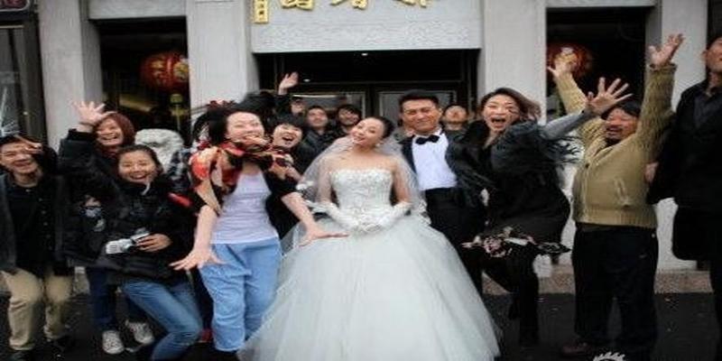 靳东的老婆李佳结婚照曝光两人情史细节被揭秘