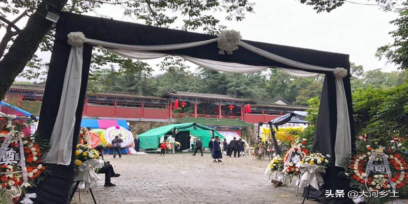 终南山千年楼观台，道长羽化安葬仪式和民间类似，道家果然接地气
