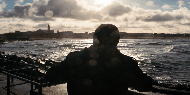 女孩脸上有痣,“长对地方”是美人胚子的象征,留着反而变更美