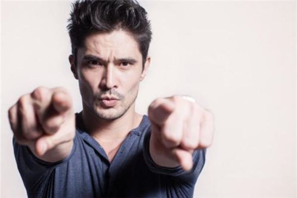 大粗眉对男人来说是好事吗?(眉毛短杂乱的男人)