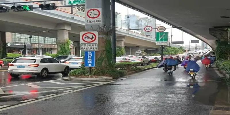 “灿都”凶猛,浙江连发25条红色预警!杭城早高峰堵到崩溃!此地已掀起狂风巨浪