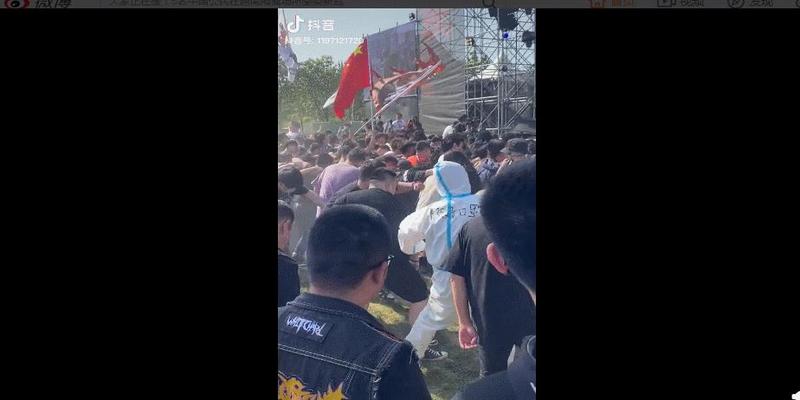 山东不愧是你！蔡徐坤杨颖拿大葱开发布会，飞机餐是馒头配咸菜