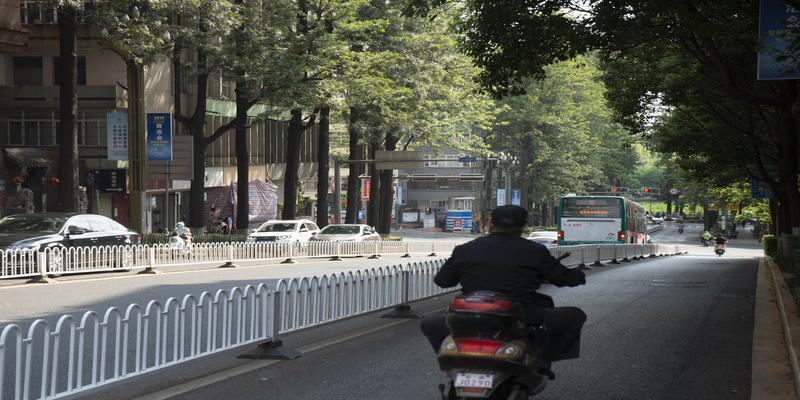 在云南昆明有一条街道上有3个大型公园