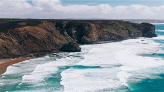 梦到被老虎追着到处躲藏(梦见被老虎追赶到处躲避)