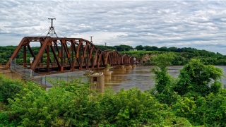 金箔金命跟什么命相克(62年出生男性家庭婚姻幸福吗)