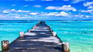 床头挂什么画招财(床头只知道挂几幅画来装饰)