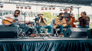 脸上哪里长痣代表婚难(有苦情痣什么时候才能结婚)