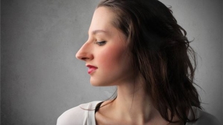 鼻孔大的人面相怎么样？(能看见鼻孔的男人面相)