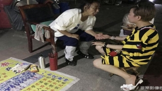 道士可以算卦吗(深夜道士们摆摊算命看相)