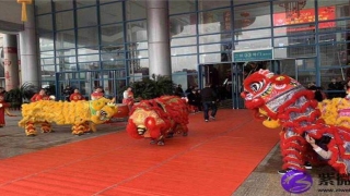 男人看女人眼睛(女人两个眼睛不一样代表什么)