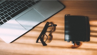 脸上痣多的女人好不好(女人眉心有黑痣好不好)